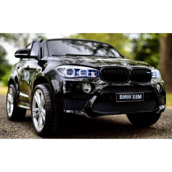 Акумулаторен двуместен джип BMW X6M 12V с дистанционно управление меки гуми и кожена седалка 2024 Акумулаторен двуместен джип BMW X6M 12V с дистанционно управление меки гуми и кожена седалка 2024