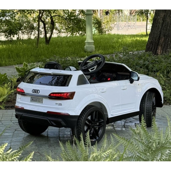 Акумулаторен джип Audi Q7 12V с меки гуми отварящи се врати и кожена седалка Акумулаторен джип Audi Q7 12V с меки гуми отварящи се врати и кожена седалка