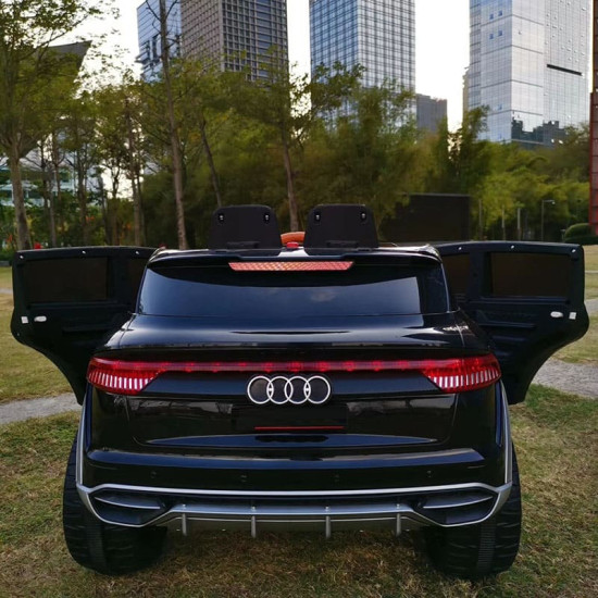 Акумулаторен джип Audi Q8 с меки гуми и кожена седалка 12V