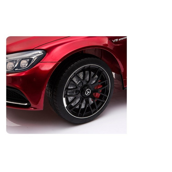 Акумулаторна кола Mercedes Benz C63 AMG 12V с меки гуми, отварящи се врати и кожена седалка Акумулаторна кола Mercedes Benz C63 AMG 12V с меки гуми, отварящи се врати и кожена седалка