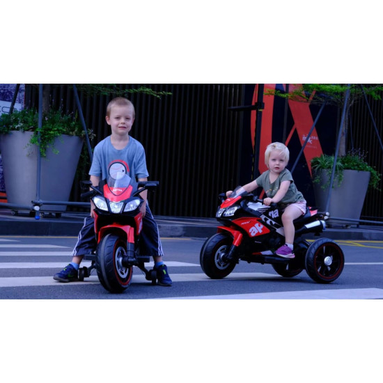 Акумулаторен мотор APRILIA 12V с меки гуми и кожена седалка Акумулаторен мотор APRILIA 12V с меки гуми и кожена седалка